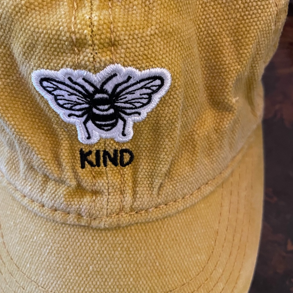 Super cut Bee Kind ball hat excellent condition perfect for summer
